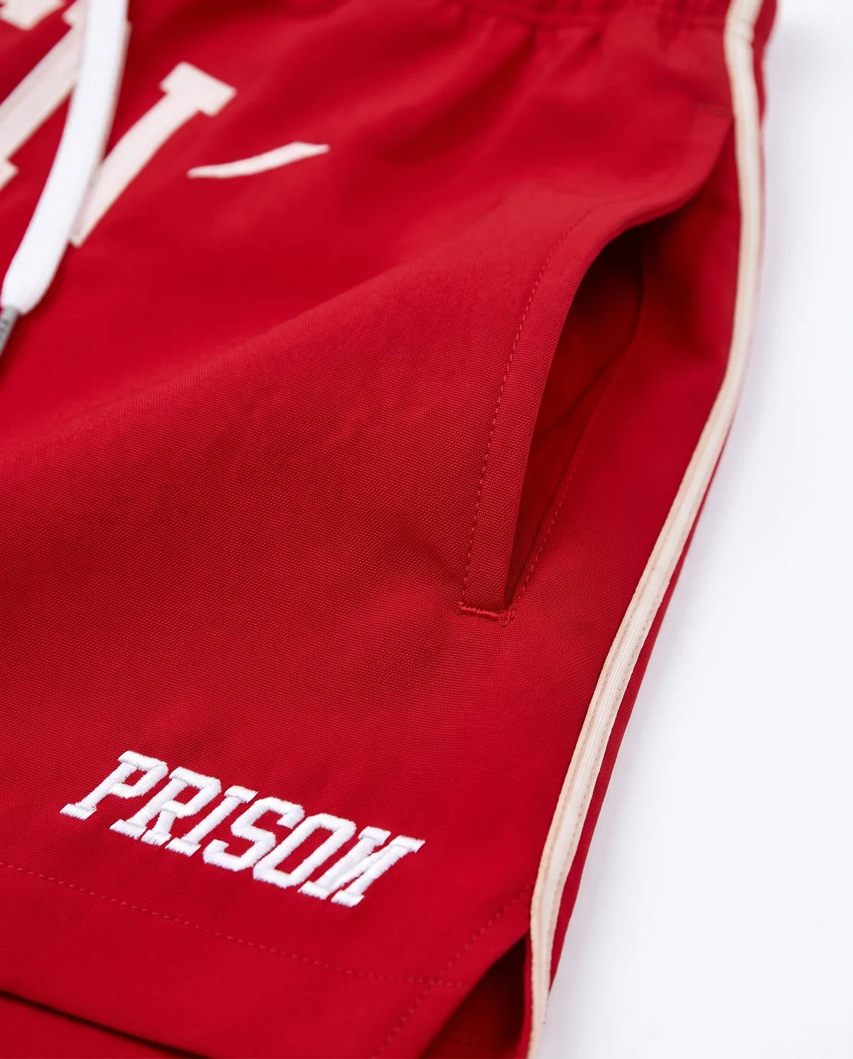 Detalhe do bolso do short masculino vermelho Queens Prison