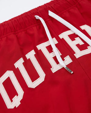 Detalhe do bordado Queens no short masculino vermelho Prison
