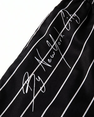 Detalhe da assinatura vertical do short preto masculino New York Prison