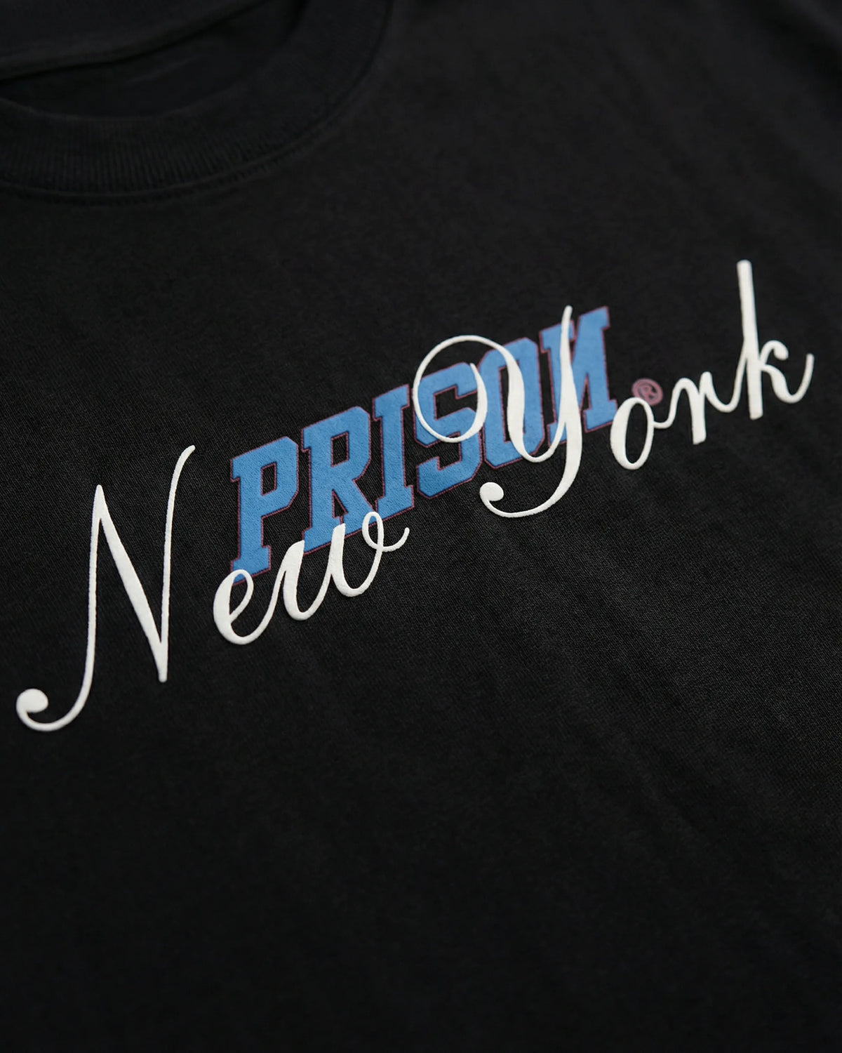 Camiseta oversized New York Script preta PRISON® detalhe da estampa