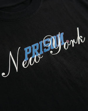 Camiseta oversized New York Script preta PRISON® detalhe da estampa