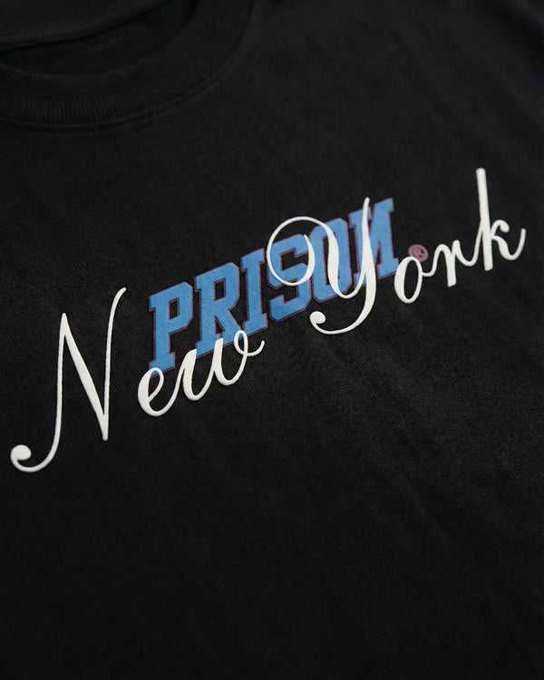 Camiseta oversized New York Script preta PRISON® detalhe da estampa