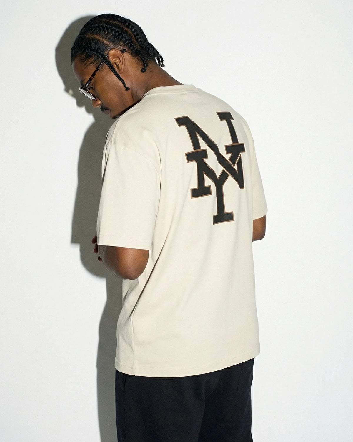 Camiseta oversized New York Arch off-white PRISON® no modelo vista frontal