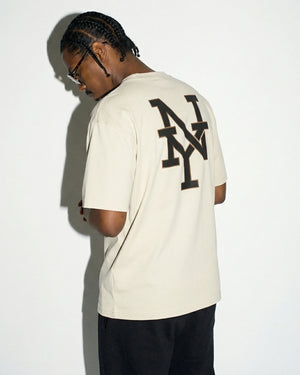 Camiseta oversized New York Arch off-white PRISON® no modelo vista frontal