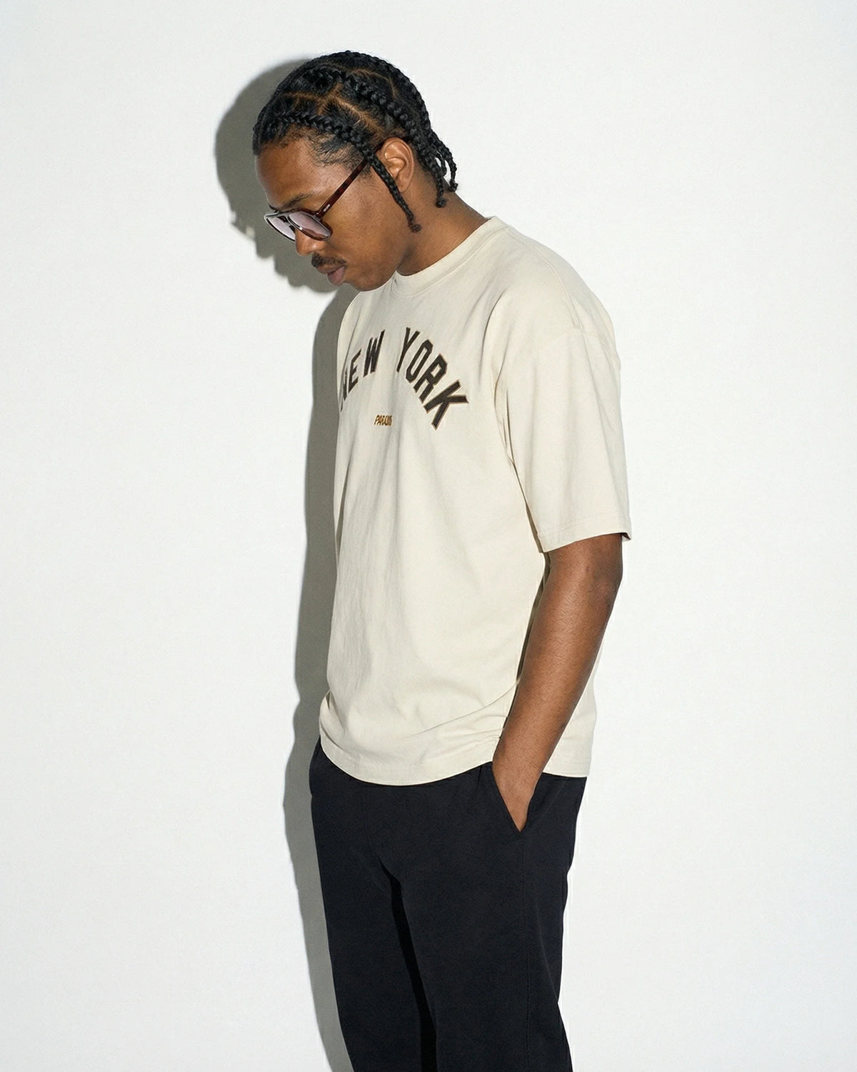 Camiseta oversized New York Arch off-white PRISON® detalhe da estampa