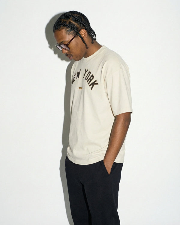 Camiseta oversized New York Arch off-white PRISON® detalhe da estampa