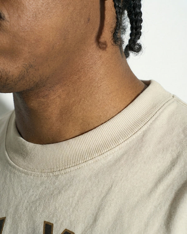 Camiseta oversized New York Arch off-white PRISON® detalhe da gola