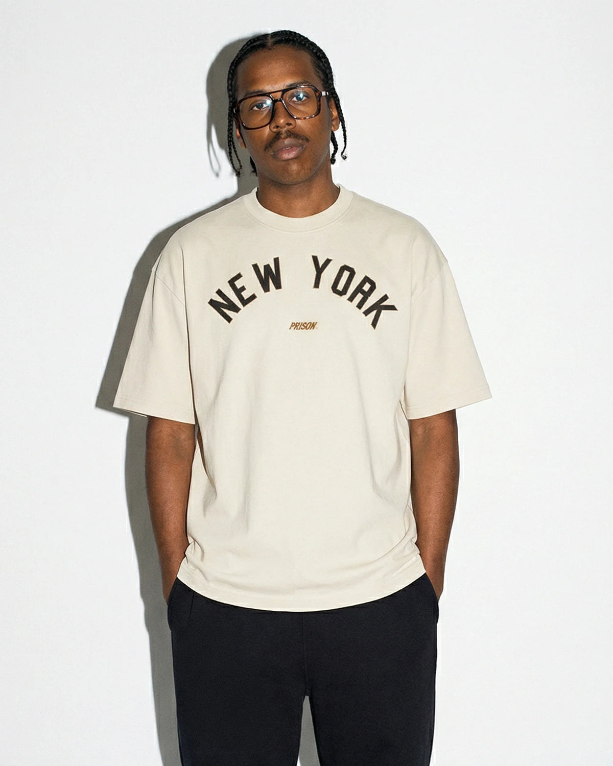 Camiseta oversized New York Arch off-white PRISON® no modelo