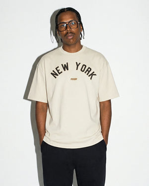 Camiseta oversized New York Arch off-white PRISON® no modelo