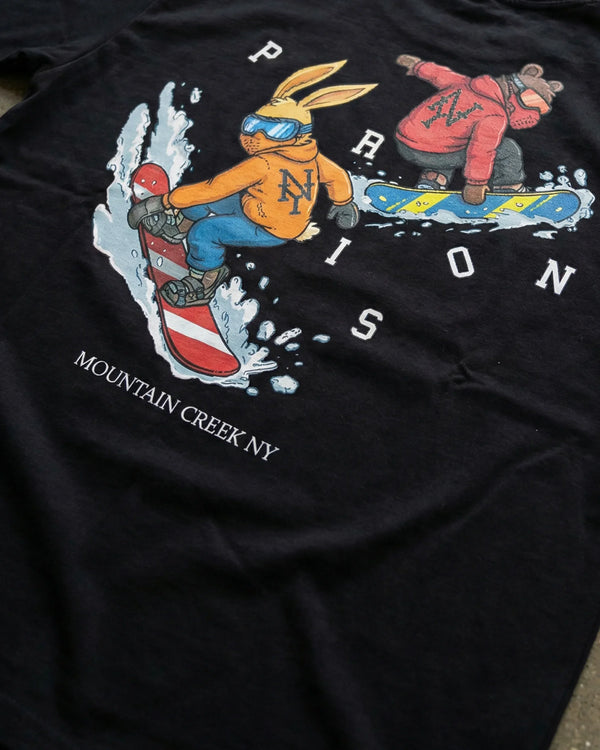 Camiseta oversized Mountain Creek NY preta PRISON® foto still