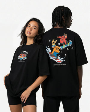 Camiseta oversized Mountain Creek NY preta PRISON® no modelo