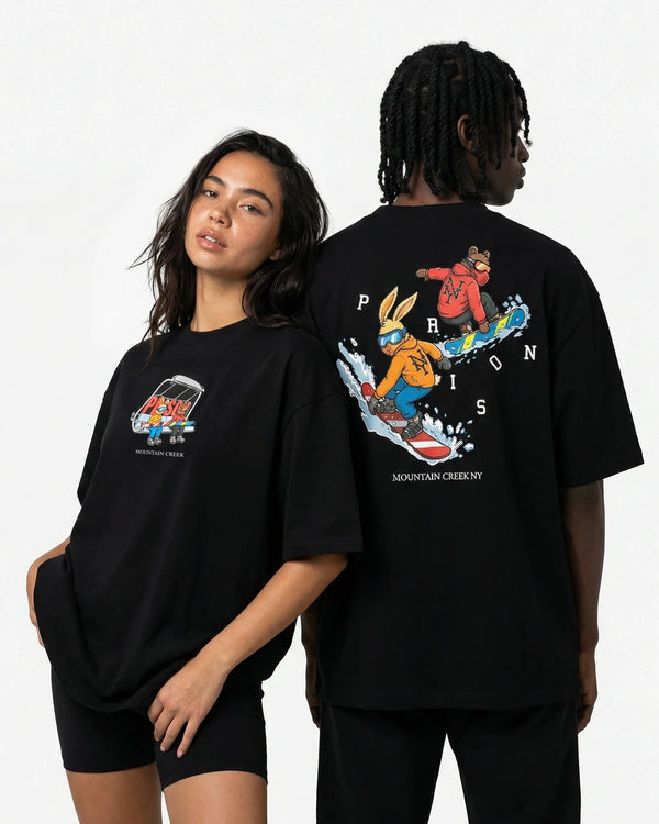 Camiseta oversized Mountain Creek NY preta PRISON® no modelo