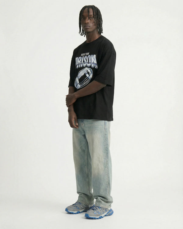 Camiseta oversized New York Football Chrome preta PRISON® no modelo