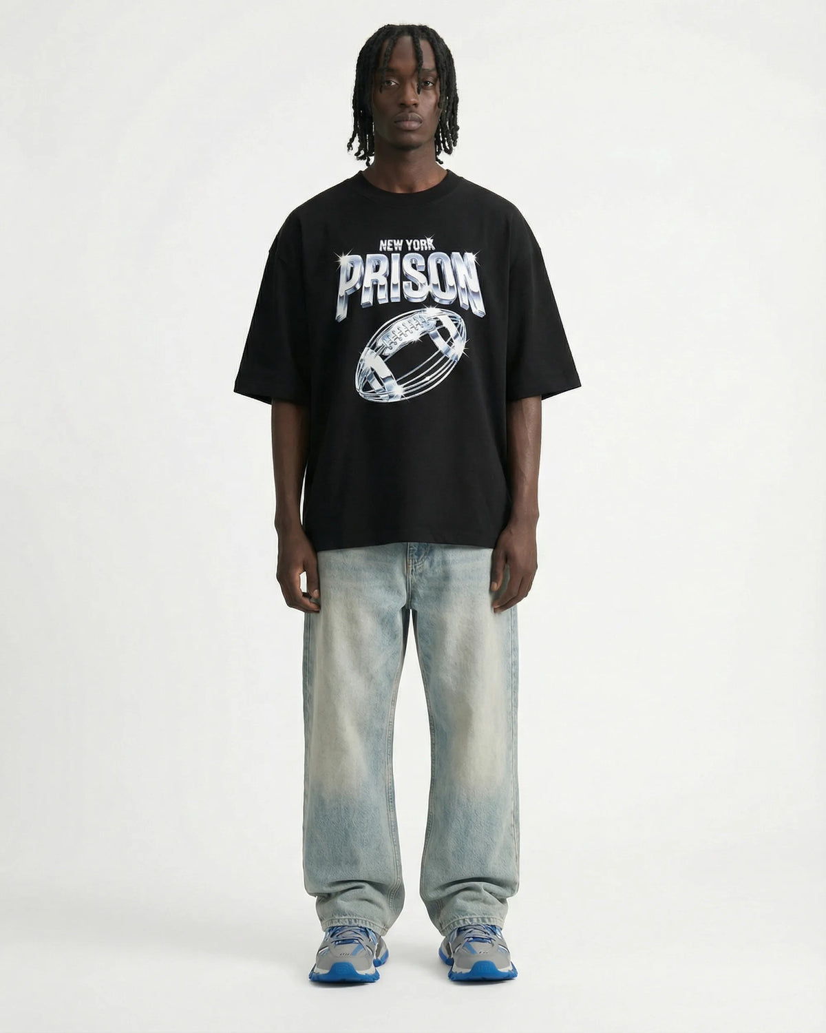 Camiseta oversized New York Football Chrome preta PRISON® no modelo vista frontal
