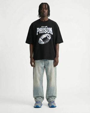 Camiseta oversized New York Football Chrome preta PRISON® no modelo vista frontal
