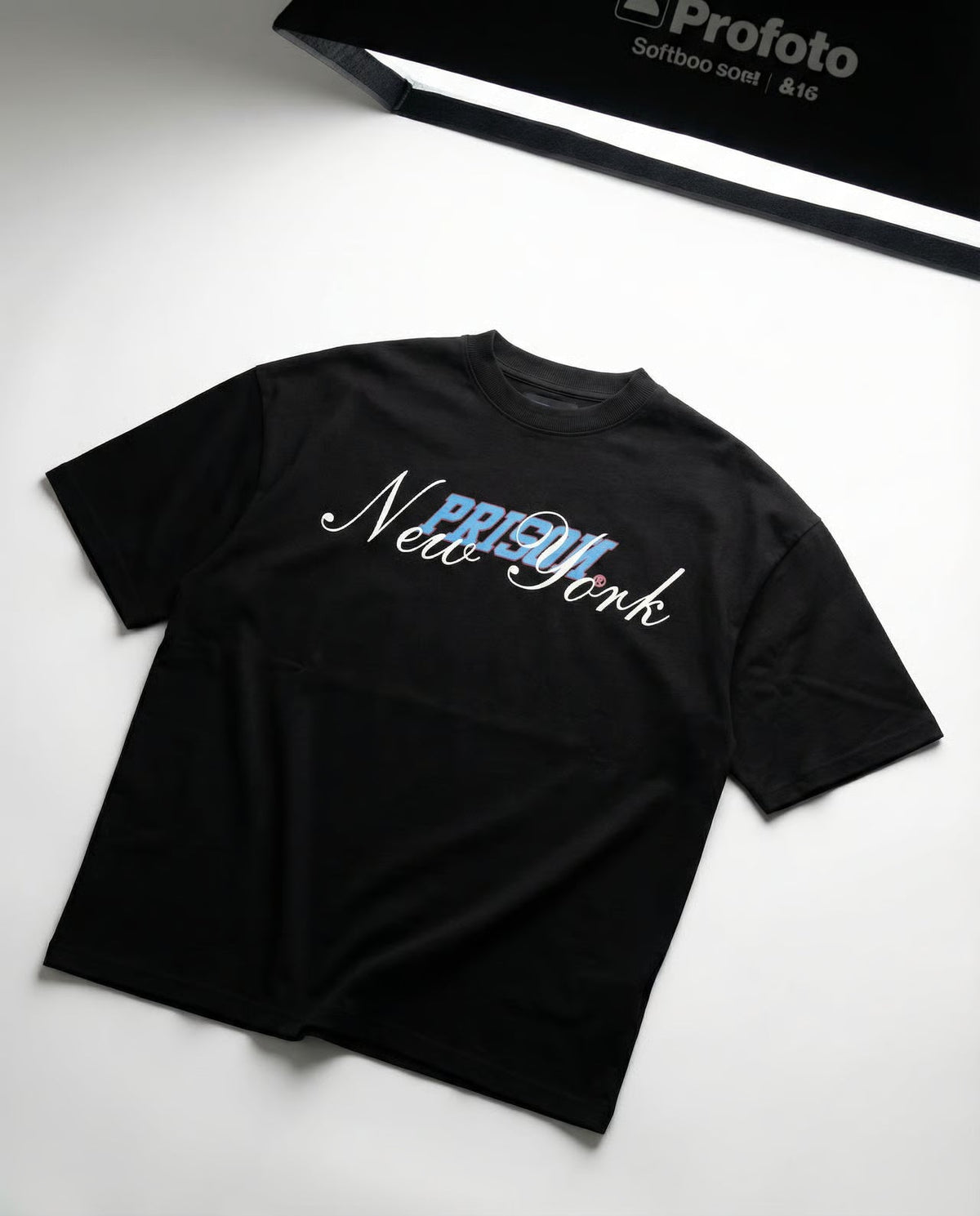 Camiseta oversized New York Script preta PRISON® no look