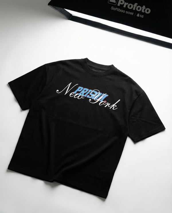 Camiseta oversized New York Script preta PRISON® no look