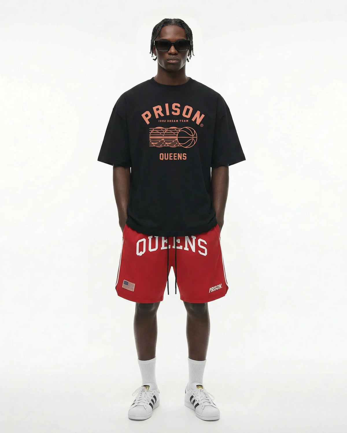 Camiseta oversized Queens Baseball preta PRISON® no modelo