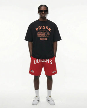 Camiseta oversized Queens Baseball preta PRISON® no modelo