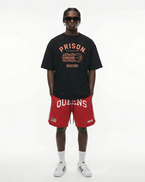 Camiseta oversized Queens Baseball preta PRISON® no modelo